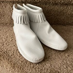 VTG MINNETONKA 7.5 White Leather Soft Sole Fringe Zip-up Squaw Moccasins 184